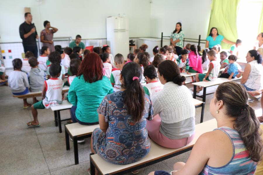 Pais participam de palestra sobre piolho no CMEI Manoel Evêncio