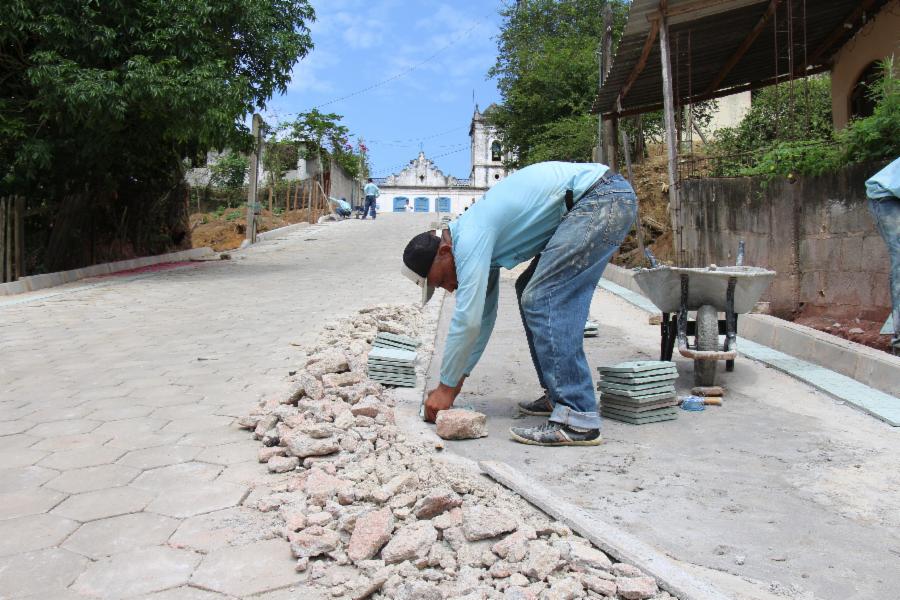 Revitalização de Araçatiba segue para instalação de piso acessível na ladeira Hercília Jantorno