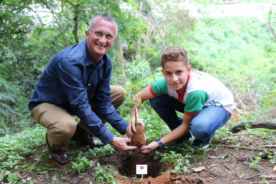 Plantio de mudas marca comemoração ao Dia da Árvore no Parque Rota das Garças