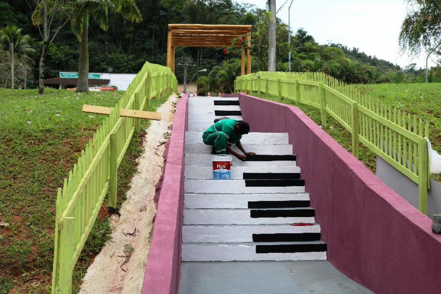 Bairro de Todas as Cores: Escadaria de Viana Sede recebe pintura