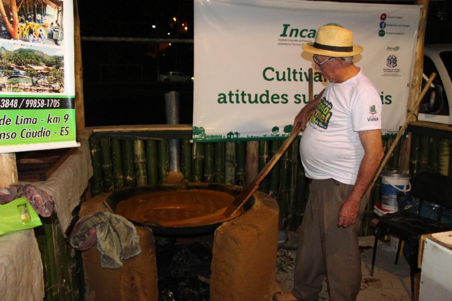 Festa da Cana e do Mel: visitantes conhecem processo artesanal para produção de rapadura