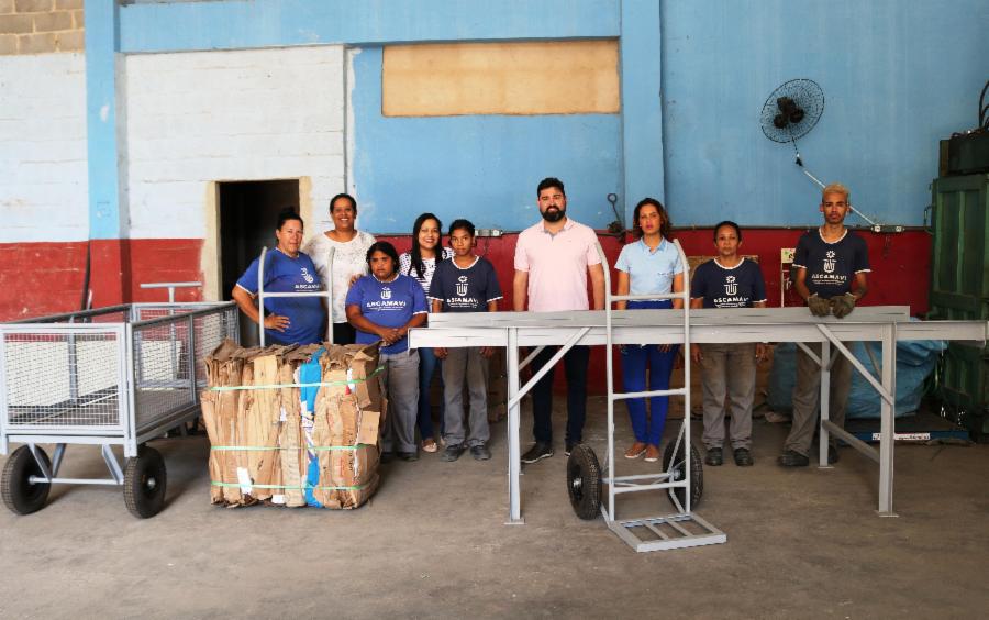 Catadores recebem materiais para ações de reciclagem em Viana