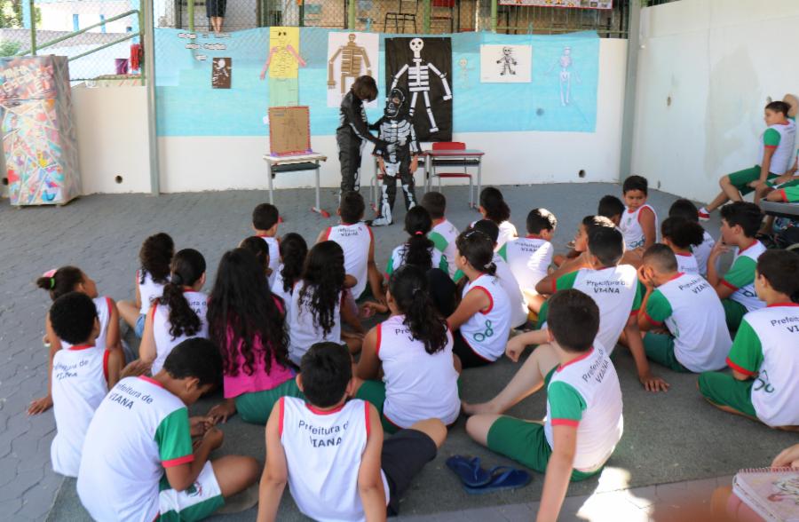 Alunos da EMEF Gislene aprendem ensinando durante as aulas de Ciências