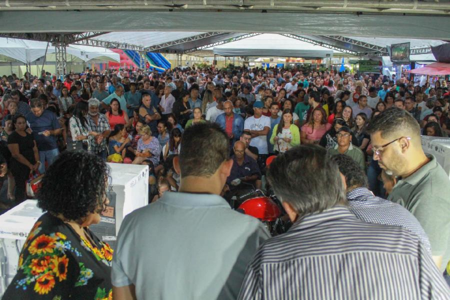 Comemoração ao Dia do Servidor e show com Nise Palhares fecham programação da Feira de Negócios de Viana