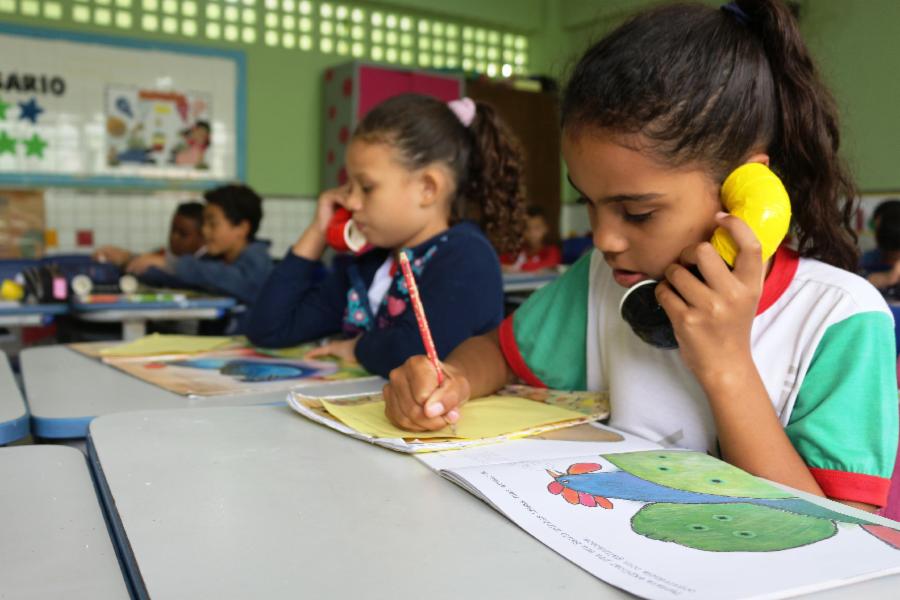 Telefone de PVC estimula e facilita leitura em escola de Viana