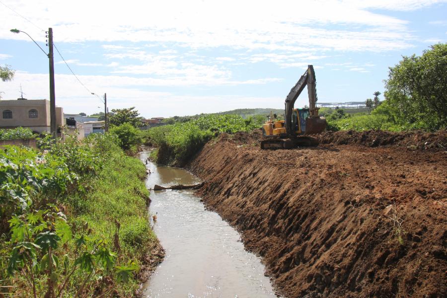 Serviços Urbanos faz limpeza em canal de Vila Bethânia