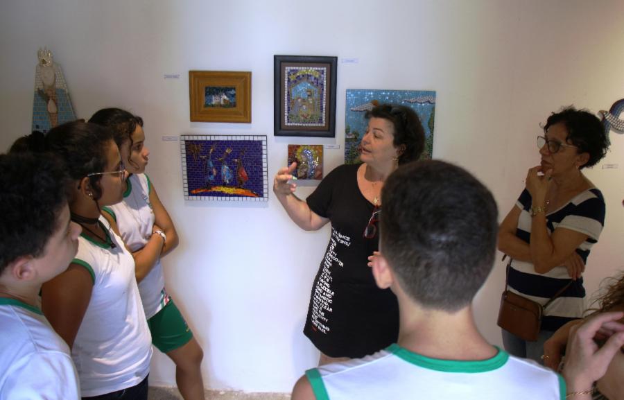 Galeria de Arte abre as portas para alunos de Cariacica durante visita à Exposição Mosaicos