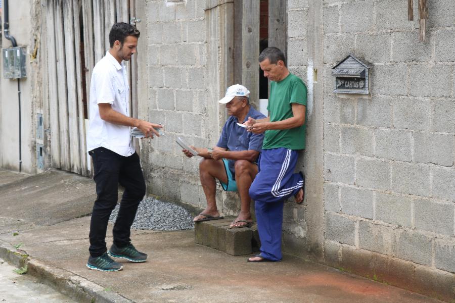 Cartilha sobre calçadas é entregue para moradores de Canaã e Universal