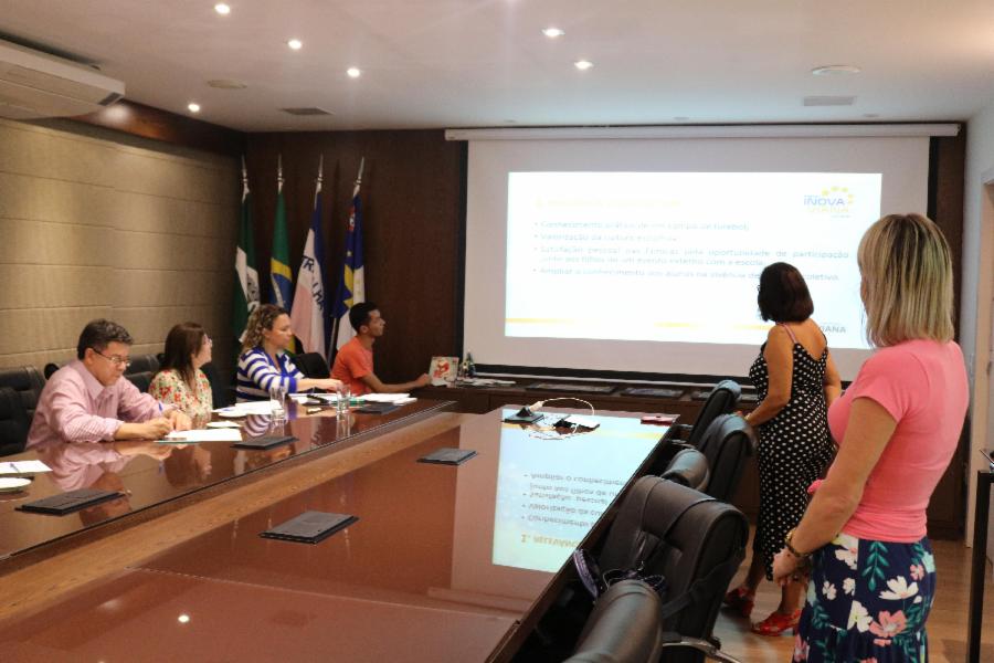 Servidores da Educação apresentam projetos para comissão do Inova Viana