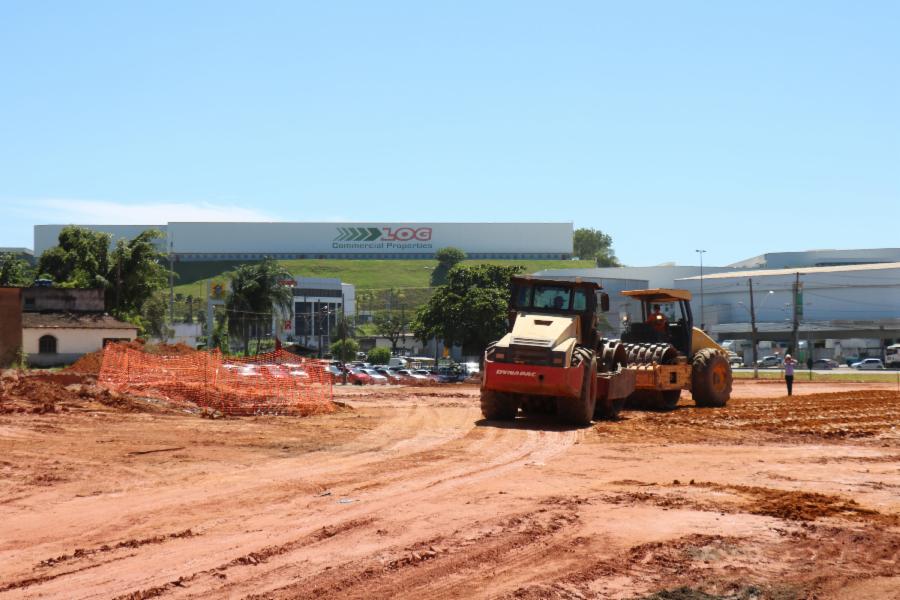 Feita terraplanagem em área onde será construído shopping