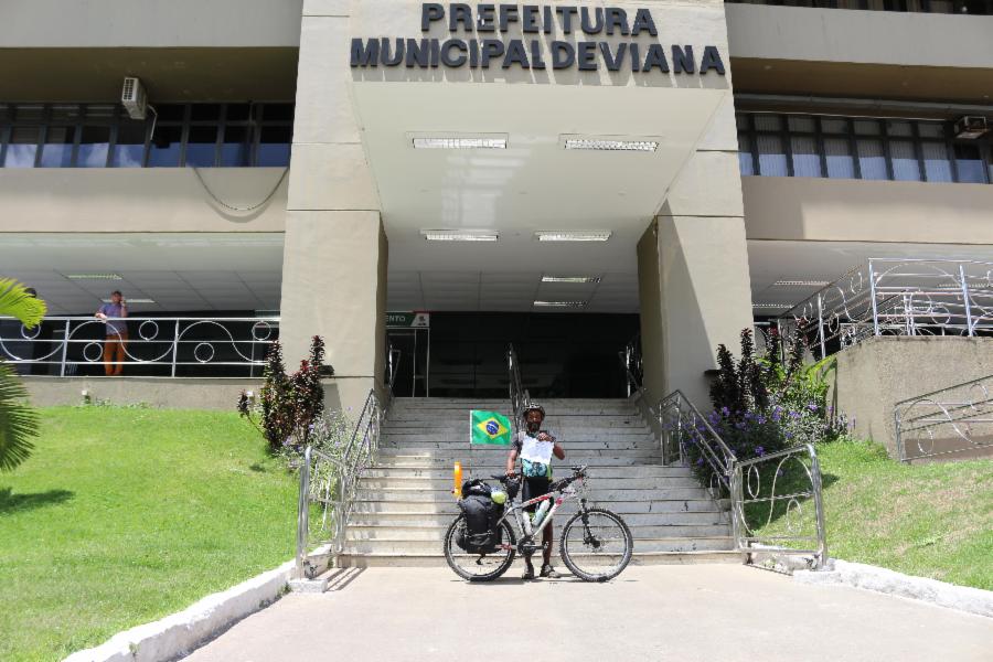 Ciclista que percorre o mundo de bicicleta é recebido em Viana