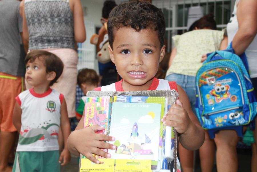 Volta às aulas com 14 mil kits de material escolar em Viana