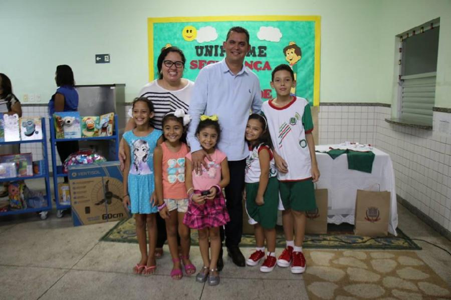 Uniforme escolar é entregue para alunos de Ipanema