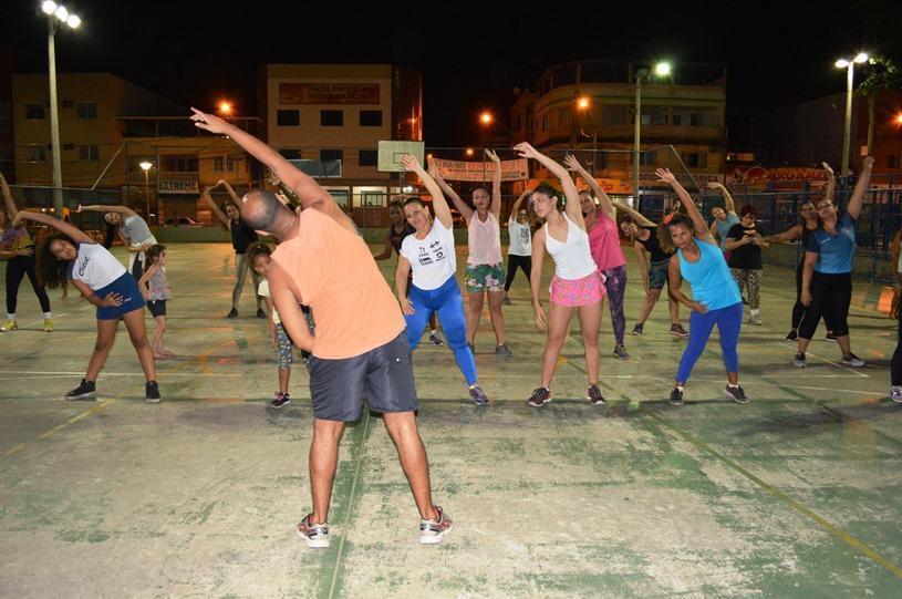 Aulas de zumba e ginástica para 3ª idade levam agito e vida saudável para as praças