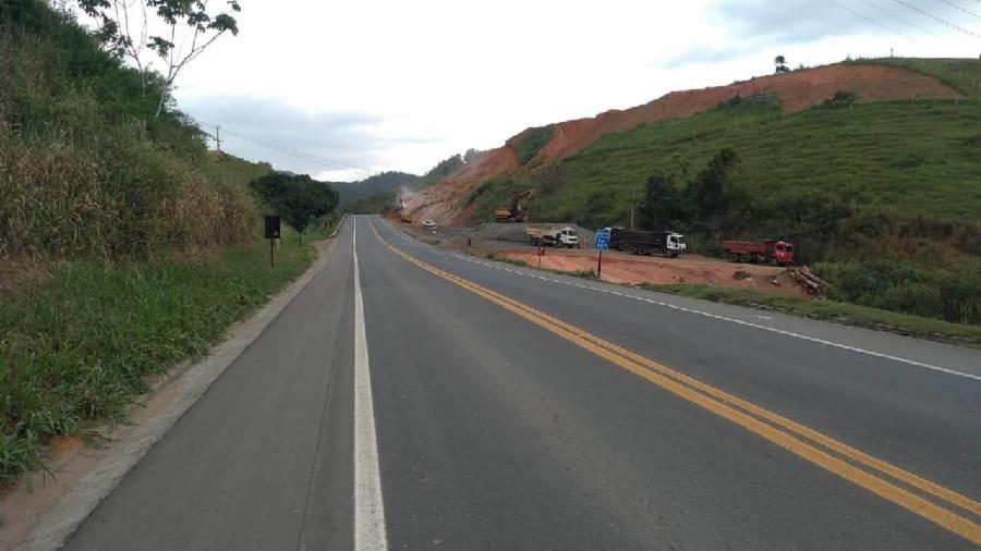 Detonação de rocha em Viana interdita BR-101 nesta quinta-feira (02)