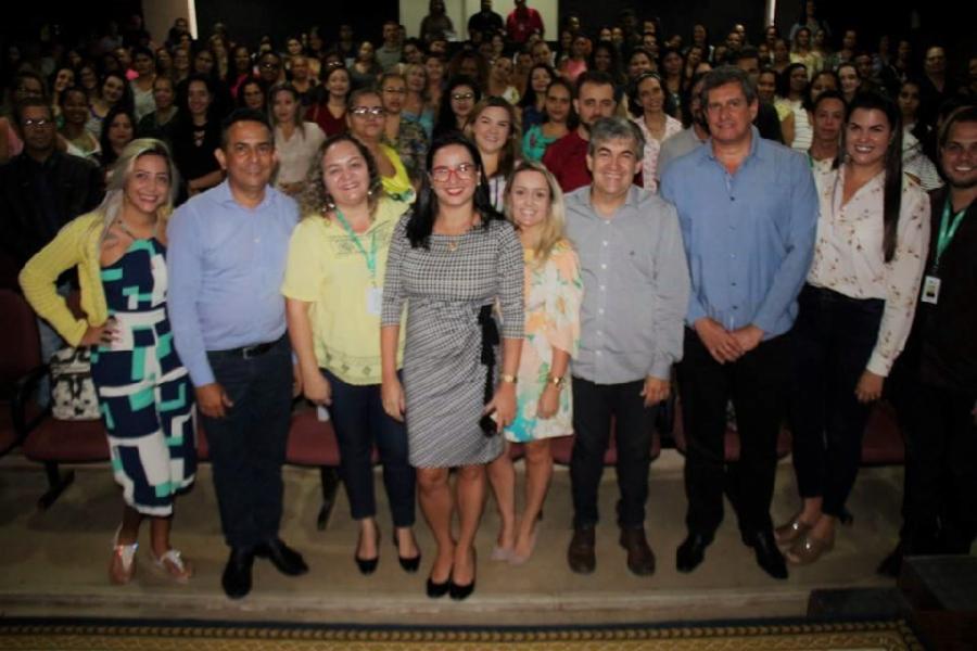 Servidores participam de palestra sobre atendimento com foco na gestão de conflitos