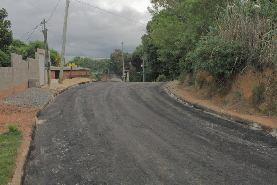 Ruas em Soteco já recebem a primeira camada asfáltica