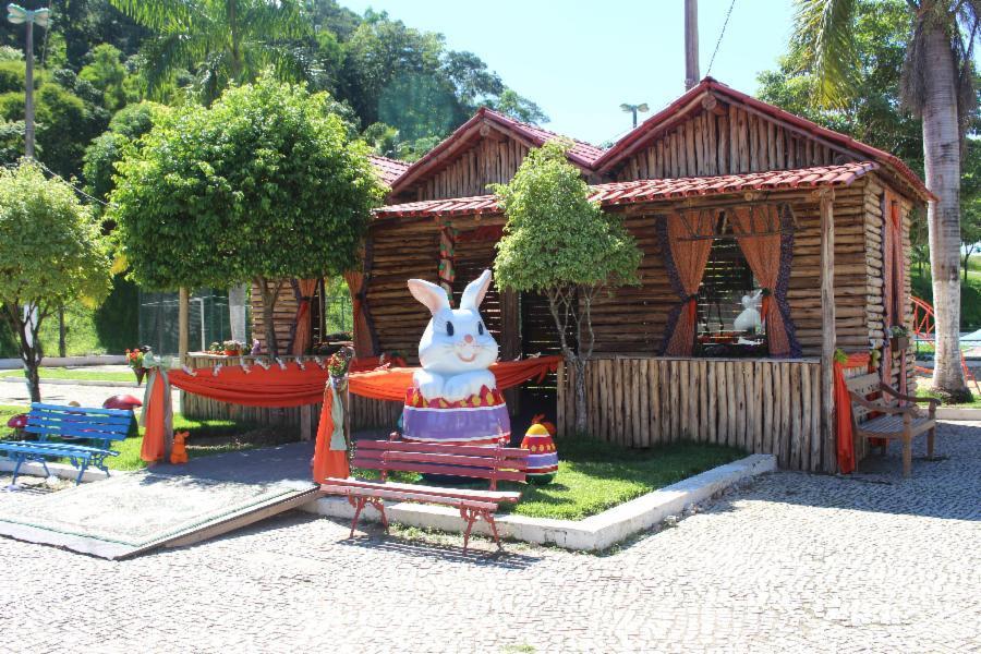 Apresentação musical e brincadeiras na abertura da Vila da Páscoa