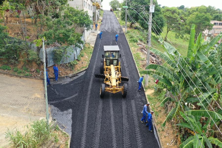 Rua Galdino Pimentel recebe primeira camada de asfalto