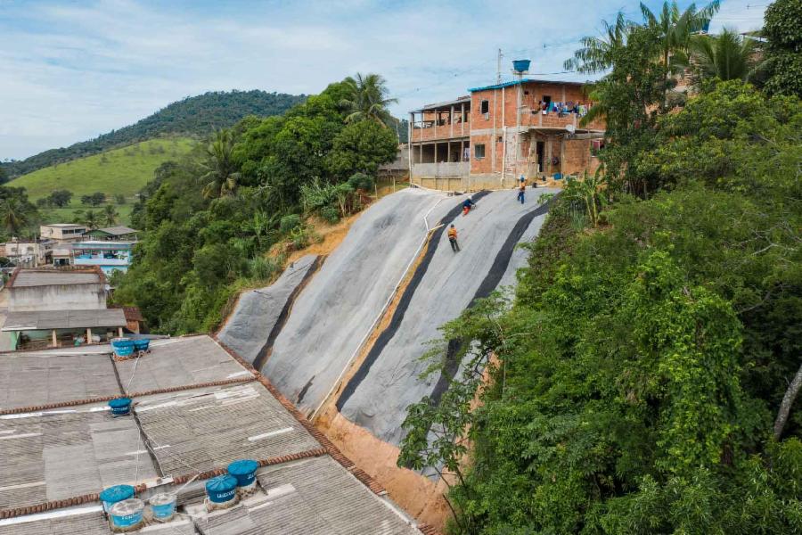 Encosta recebe proteção com aplicação de geomanta em Bom Pastor