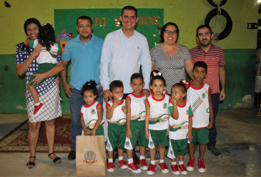 Kit com uniforme escolar é entregue para alunos de Canaã