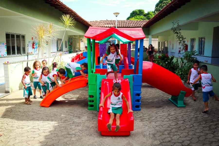 Prefeitura investe na Educação e entrega playgrounds às escolas de Viana