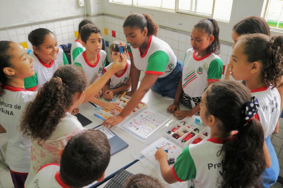 Aula de robótica ajuda estudantes a melhorarem as notas em escola de Viana