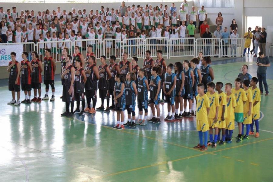 Abertura da etapa regional dos Jogos Escolares agita ginásio em Viana