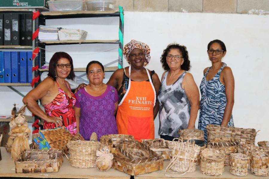 Objetos feitos de fibra de bananeira são apresentados durante encerramento de curso