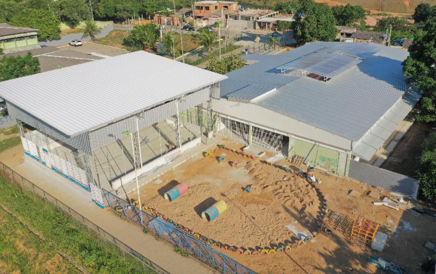 Construção do Espaço Esportivo do CMEI Lydia Eliete com 80% de obra concluída