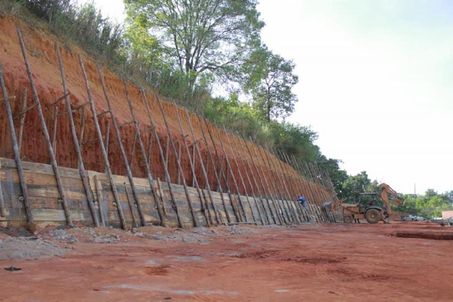 Construção da EMEF Vila Bethânia segue na concretagem do muro de arrimo