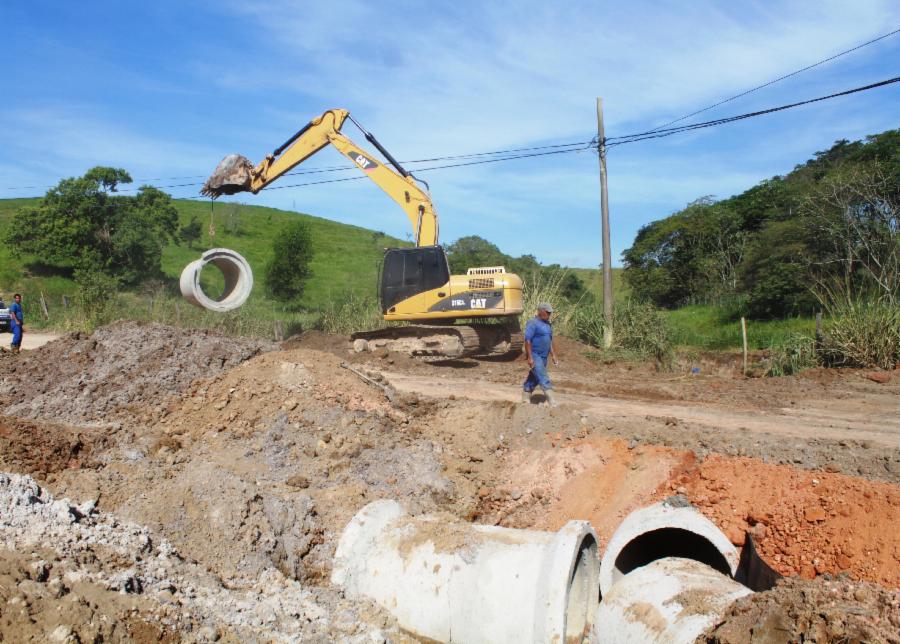 Equipe de Obras realiza manilhamento na Avenida Guarapari