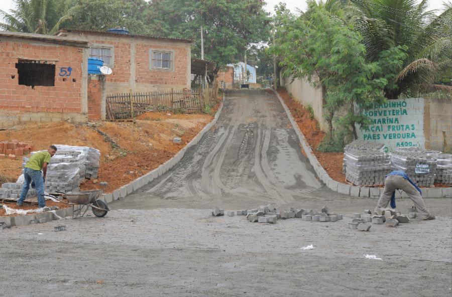 Segue pavimentação da Avenida Central em Nova Bethânia