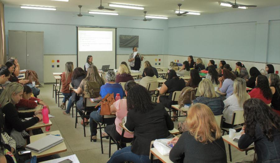 Educação promove formação para professores da rede