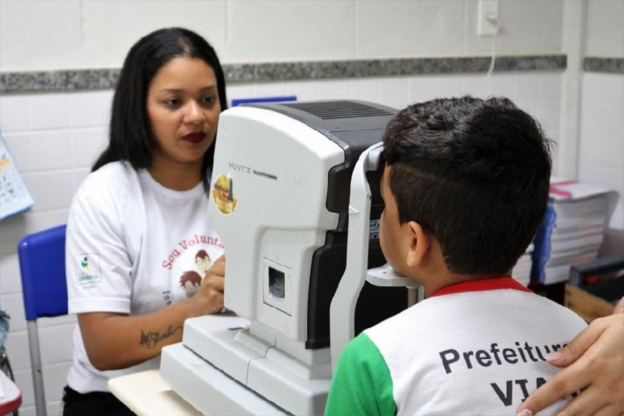 Mais de 200 estudantes fazem exame de vista durante ação