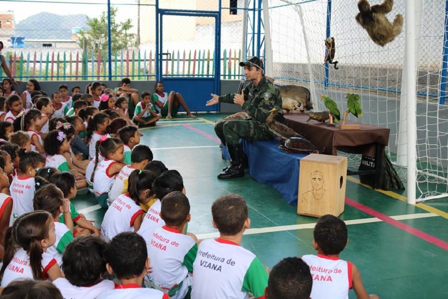 Animais empalhados motivam consciência ambiental durante palestra em escola