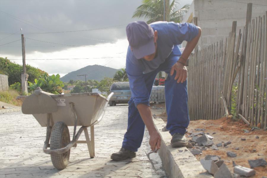 Rua Monte Pascoal recebe calçamento