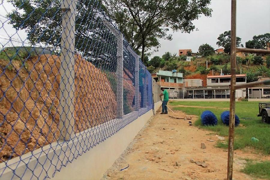 Campo do Botafogo recebe alambrado