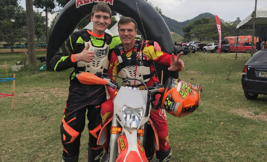 Pai e filho disputam juntos prova do enduro de regularidades no Viana Adventure