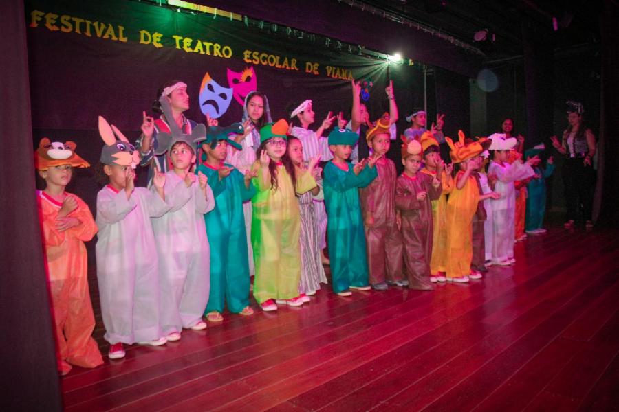 Alunos sobem ao palco do Teatro Municipal para o III Festival de Teatro Escolar