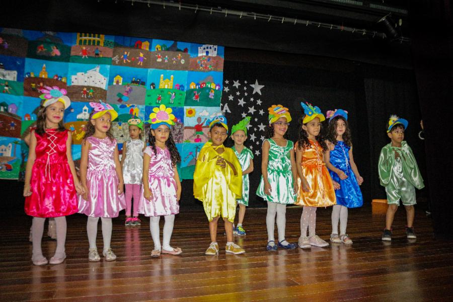 Alunos apresentam o livro Tarsilinha e as Formas no segundo dia do Festival de Teatro