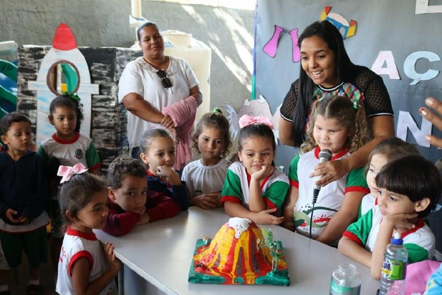 Experiências de química e física abrem as atividades da Semana da Ciência