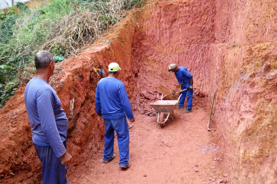 Começam as obras de construção do muro de contenção em Industrial