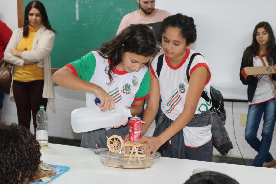 Semana da Ciência: alunos da EMEF Constantino utilizam materiais recicláveis em experiências