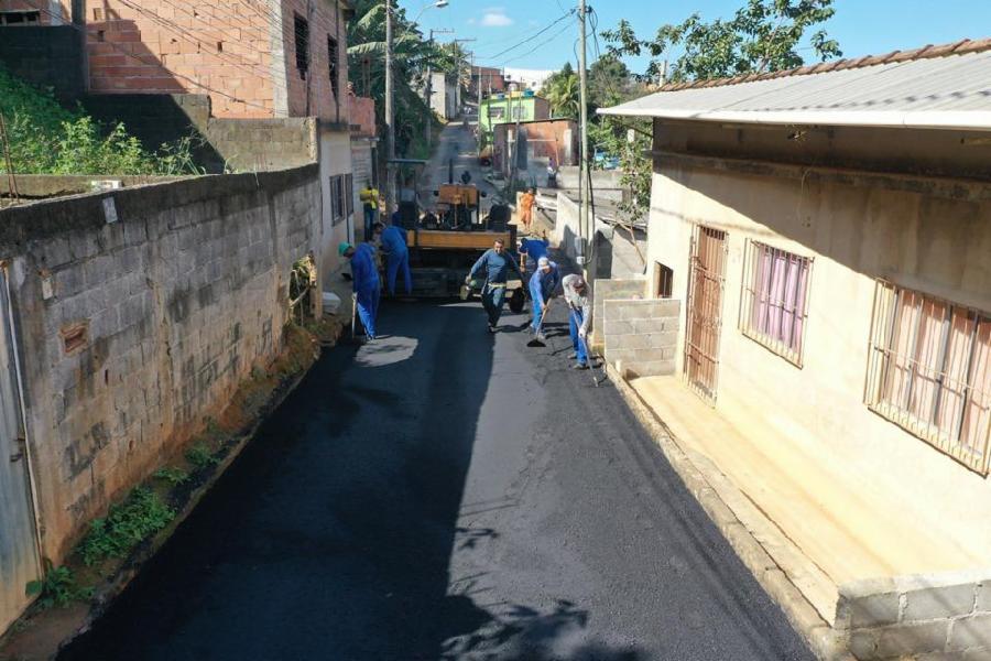 Rua Paris, em Marcílio de Noronha, recebe camada de asfalto