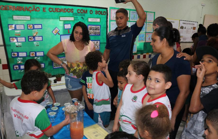 Alunos apresentam experiências para os familiares na Semana da Ciência