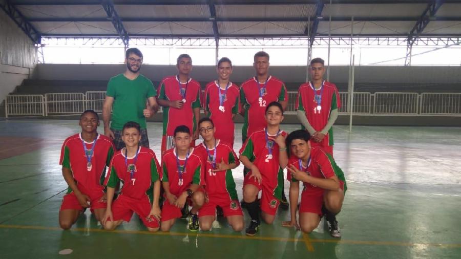 Atletas de vôlei da EMEF Constantino conquistam ouro nos jogos escolares