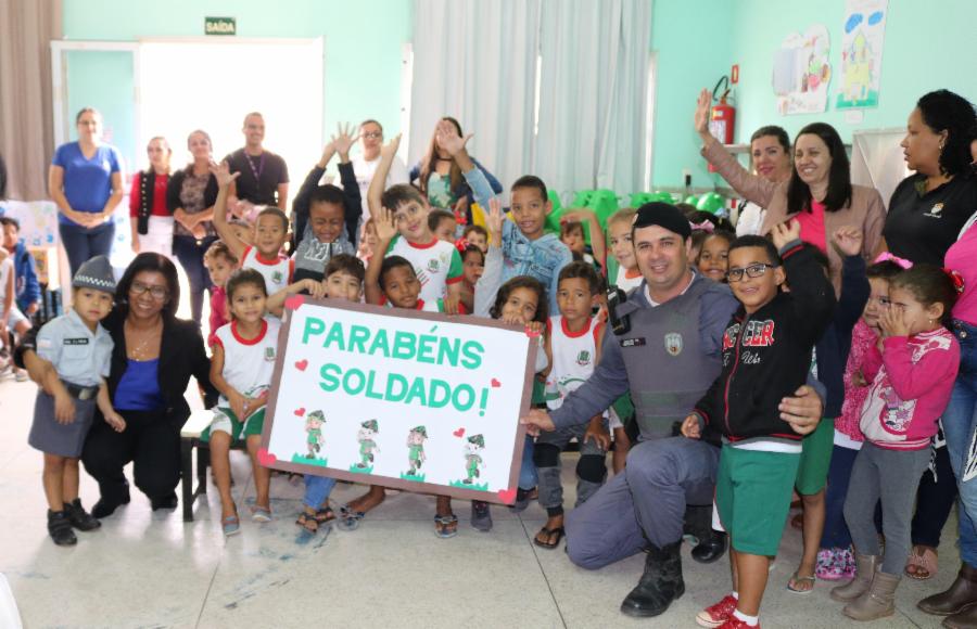 Alunos do CMEI Izabel Mercher celebram Dia do Soldado na escola