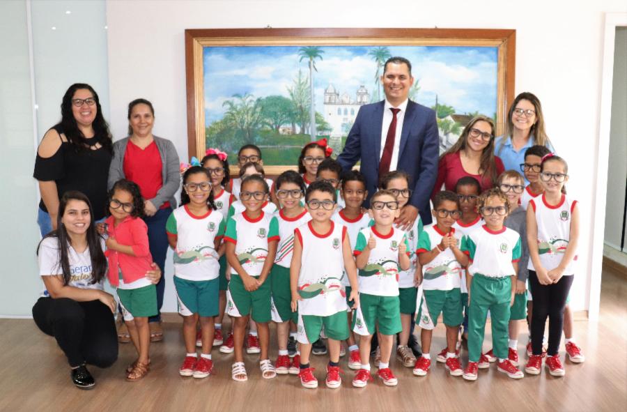 Prefeito Gilson Daniel é entrevistado por alunos do CMEI Biluca durante atividade escolar