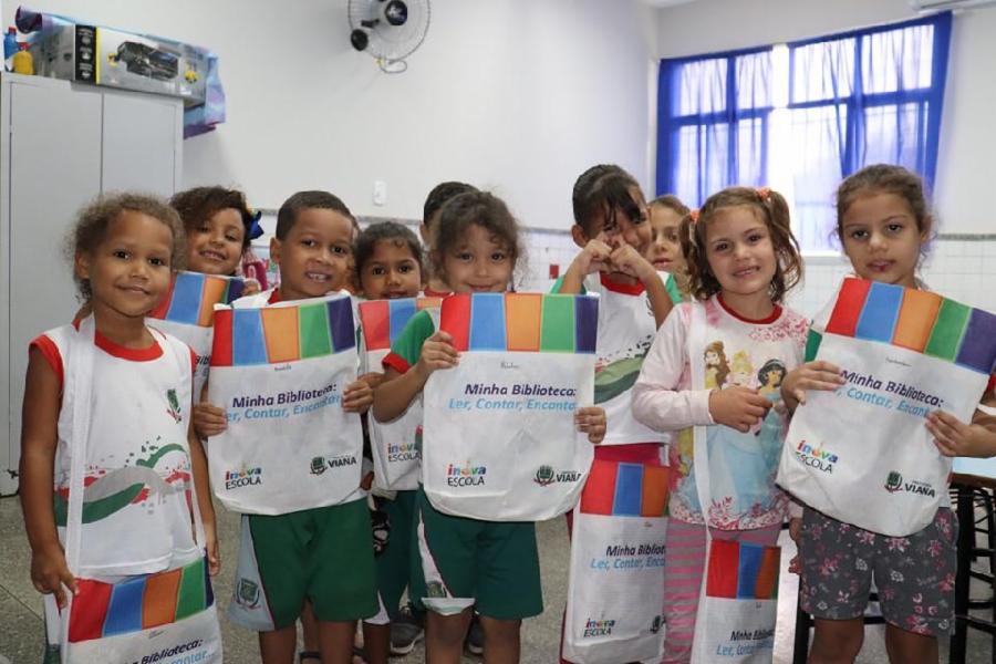 Entrega do terceiro livro do projeto de literatura marca atividade no CMEI Biluca 